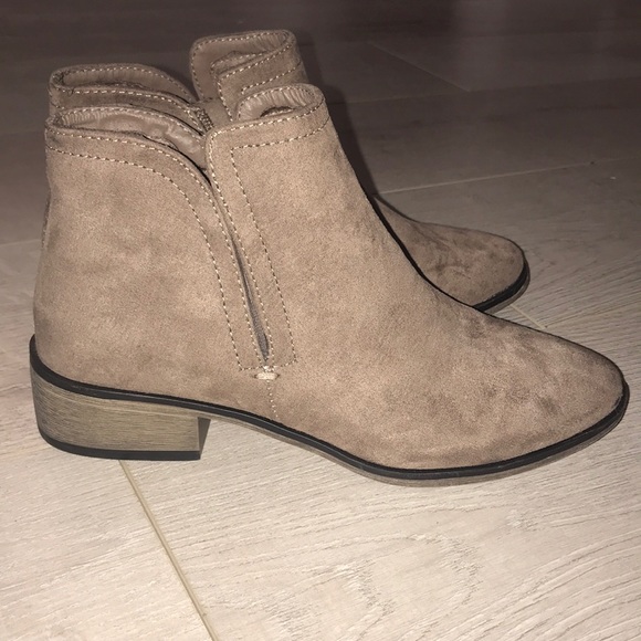 BAMBOO Shoes - Bamboo taupe bootie zip side size 6 block heel new
